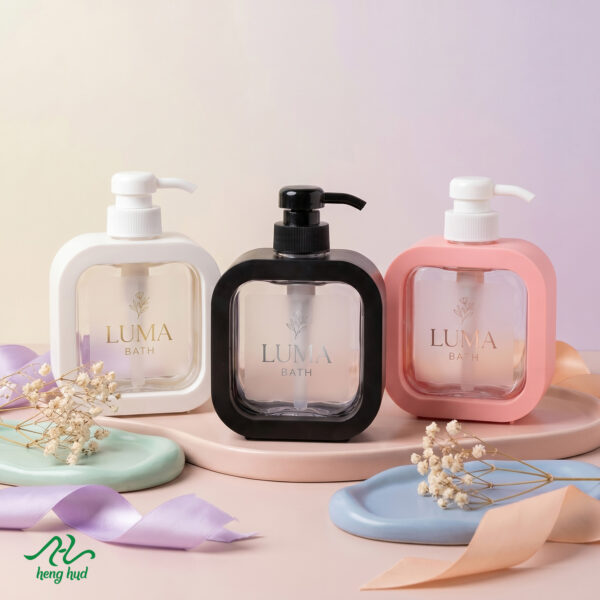 ขวดปั๊มทรงสี่เหลี่ยมขนาด 300ml สีขาว สีดำ และสีชมพู สไตล์มินิมอล ของร้านเฮงฮวด บรรจุภัณฑ์